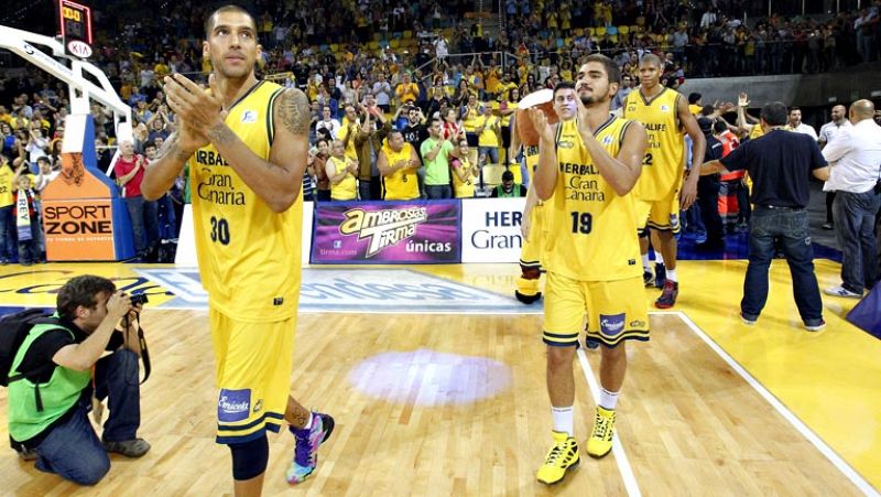 El Herbalife Gran Canaria. liderado por Oliver, se ha impuesto (63-62) al Unicaja, en un encuentro igualado y con un final de infarto que dejó muy viva esta eliminatoria por el título de la Liga Endesa.