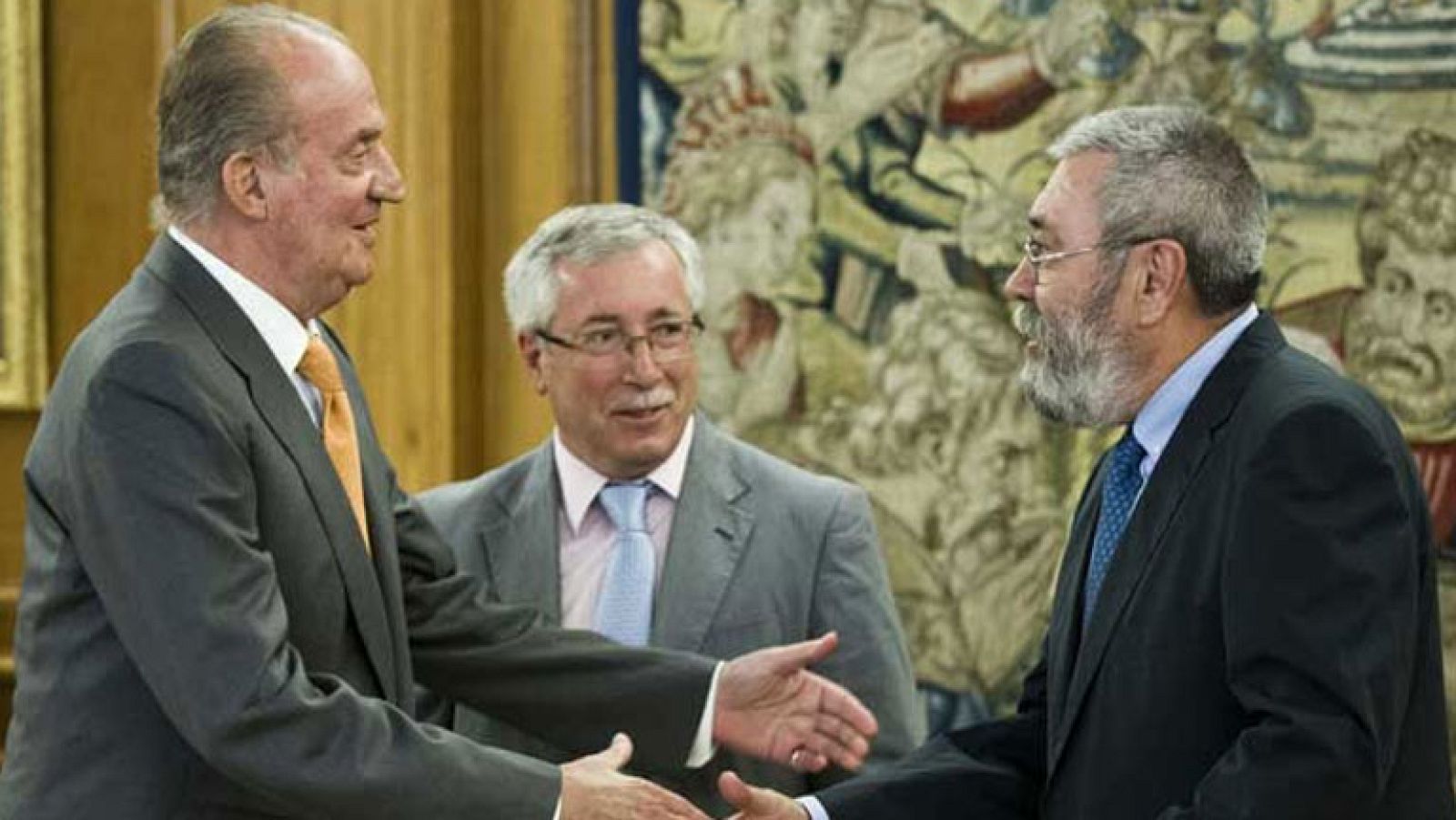 Los sindicatos piden una reforma constitucional y la patronal confía en el Príncipe tras anunciarse la abdicación del rey