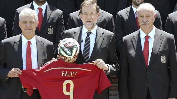 Telediario 1 - Rajoy transmite los "mejores deseos" del Rey para la selección