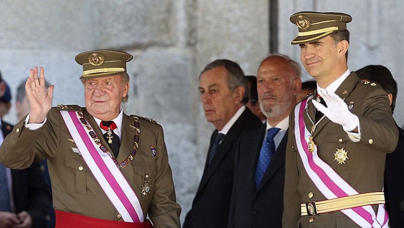 El rey y el príncipe aparecen juntos en un acto militar tras el anuncio de la abdicación