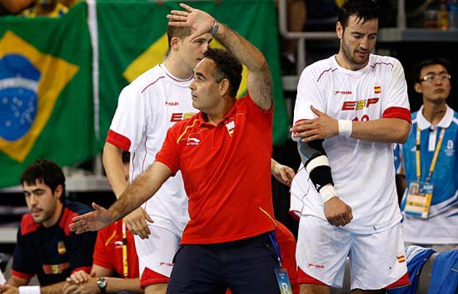 El entrenador de la selección española de balonmano, Juan Carlos Pastor, lanza duras declaraciones contra sus jugadores, tras la victoria agónica ante brasil, por 35 a 34. Iker Romero también habla sobre el mal partido de la selección, ninguno de lo 