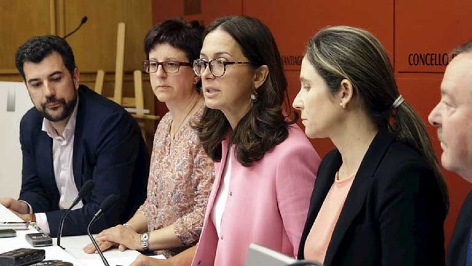 El alcalde de Santiago completará la corporación con ediles que no estaban en la lista electoral del PP