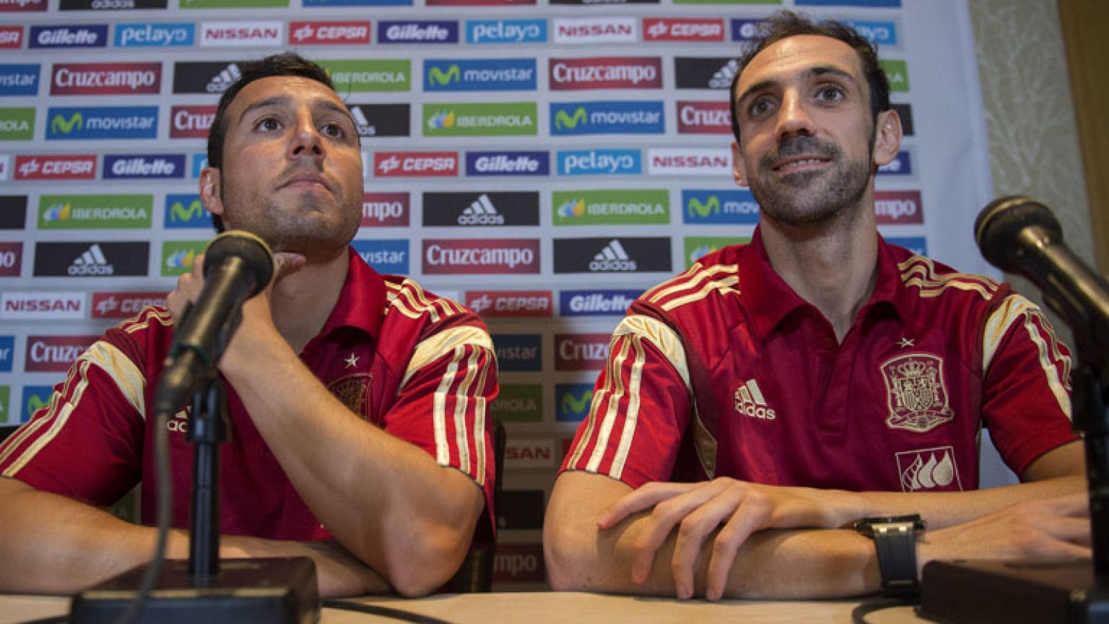 El jugador internacional Santi Cazorla confesó que la selección española solo piensa "en ser campeones", además indicó que ve "muy bien" en cuanto a estado físico a sus compañeros y elogió al país que les está acogiendo estos días, Estados Unidos, del que dijo que "cada vez crece más en fútbol". 