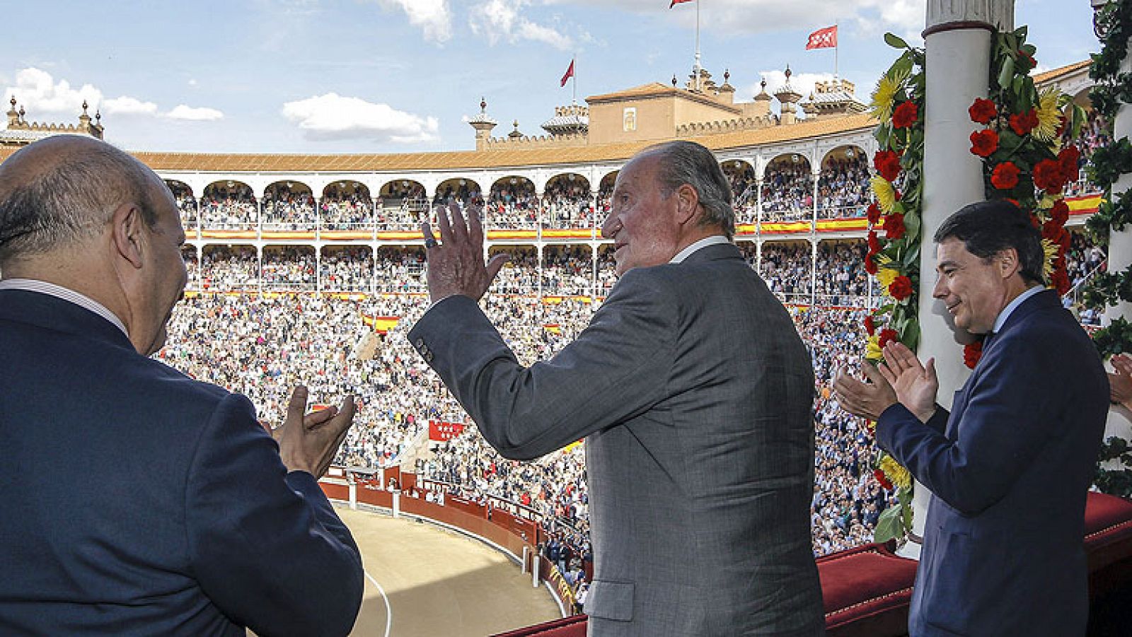 Don Juan Carlos, ovacionado en Las Ventas, preside su última corrida de toros como monarca