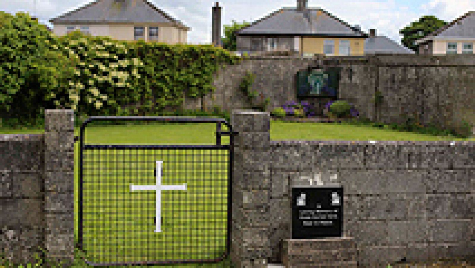  Una historiadora irlandesa  cree haber encontrado pruebas de la existencia de una antigua fosa séptica sin identificar con los esqueletos de unos 800 bebés y niños en lo que antiguamente era un convento católico de Irlanda. La declaración ha generado este miércoles una polémica en el país, donde la Iglesia católica ha afrontado décadas de escándalos por los casos de abusos a miles de menores. Los ministros de Justicia y de Infancia están considerando iniciar una investigación y se han comprometido a estudiar este asunto durante esta semana para determinar cuál es la mejor vía de actuación. 