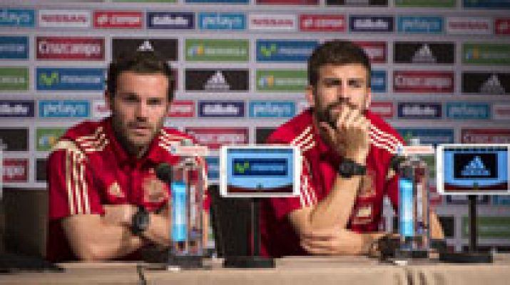 Telediario 1 - Piqué conversa con Del Bosque sobre Cesc: "Me ha dicho que ya esta hecho, se va por 33 millones"