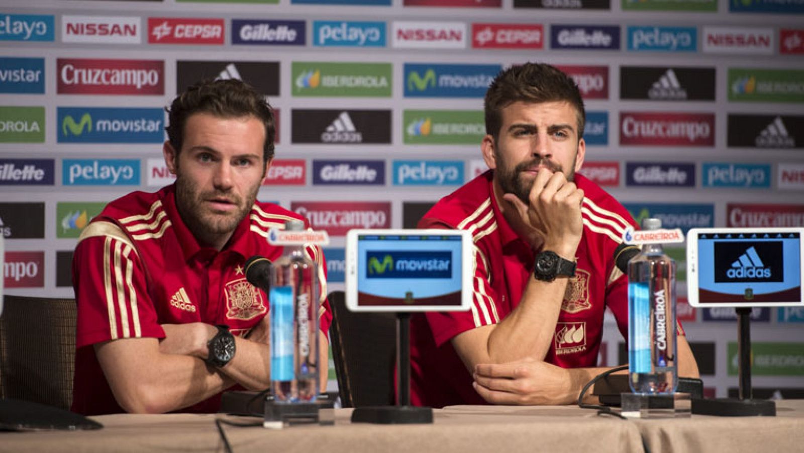 El central de la selección y el Barcelona, Gerard Piqué, ha confesado a Del Bosque que Cesc le había dicho que "ya estaba hecho", en referencia a su salida del Barça y sin desvelar su rumbo, ha confesado al técnico que por "33 millones". Esta conversación ha sido grabada antes de la rueda de prensa, cuando jugador y entrenador pensaban que estaban alejados del micro. Del Bosque respondió a Piqué, que el presidente "no iba a ganar para disgustos".