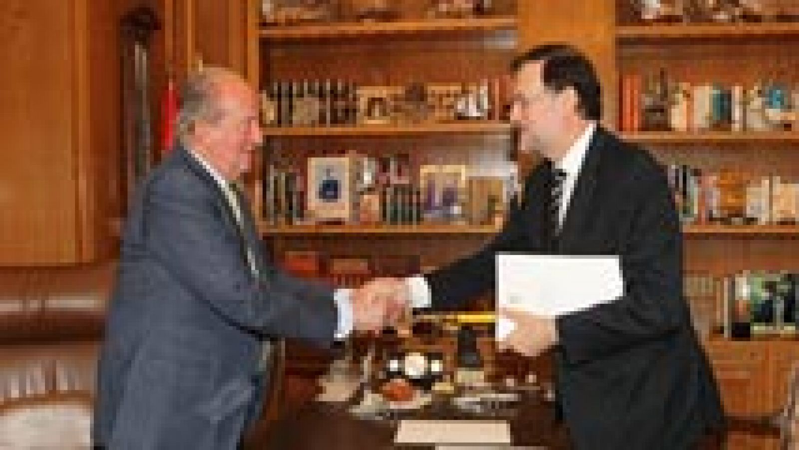 El rey y Rajoy coinciden por primera vez desde la abdicación en la reunión de la Fundación Carolina