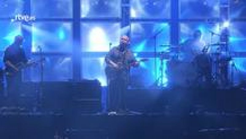 Pixies interpretan su canción "Wave of mutilation" en el Festival Primavera Sound, de Barcelona, el pasado 30 de mayo.