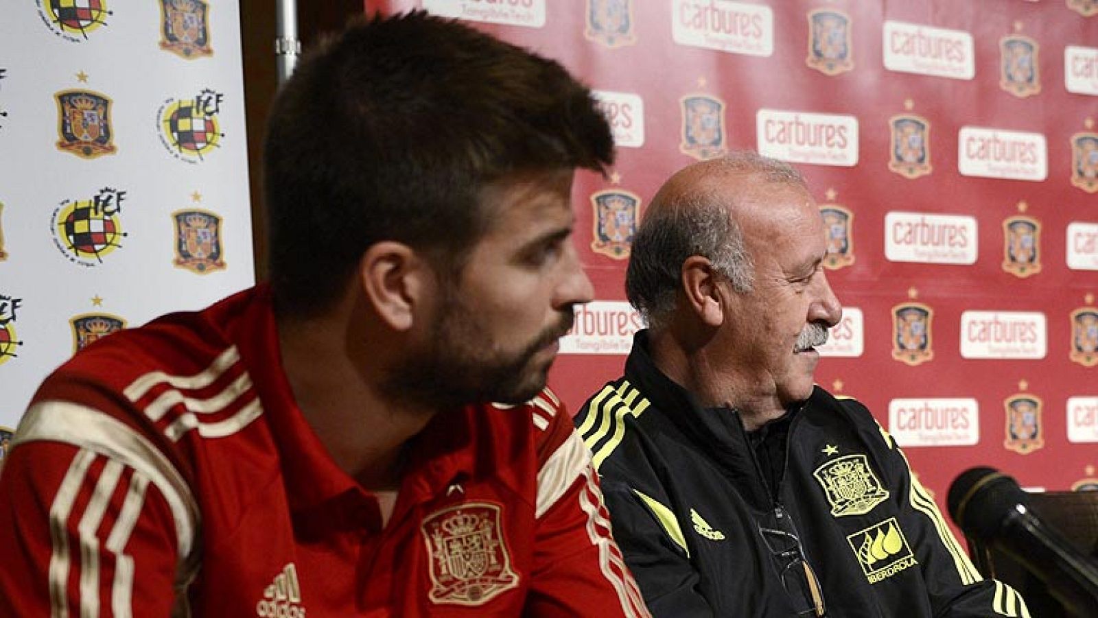 La 'pillada' de Piqué, sobre la marcha de Fábregás, tiene repercursión Mundial