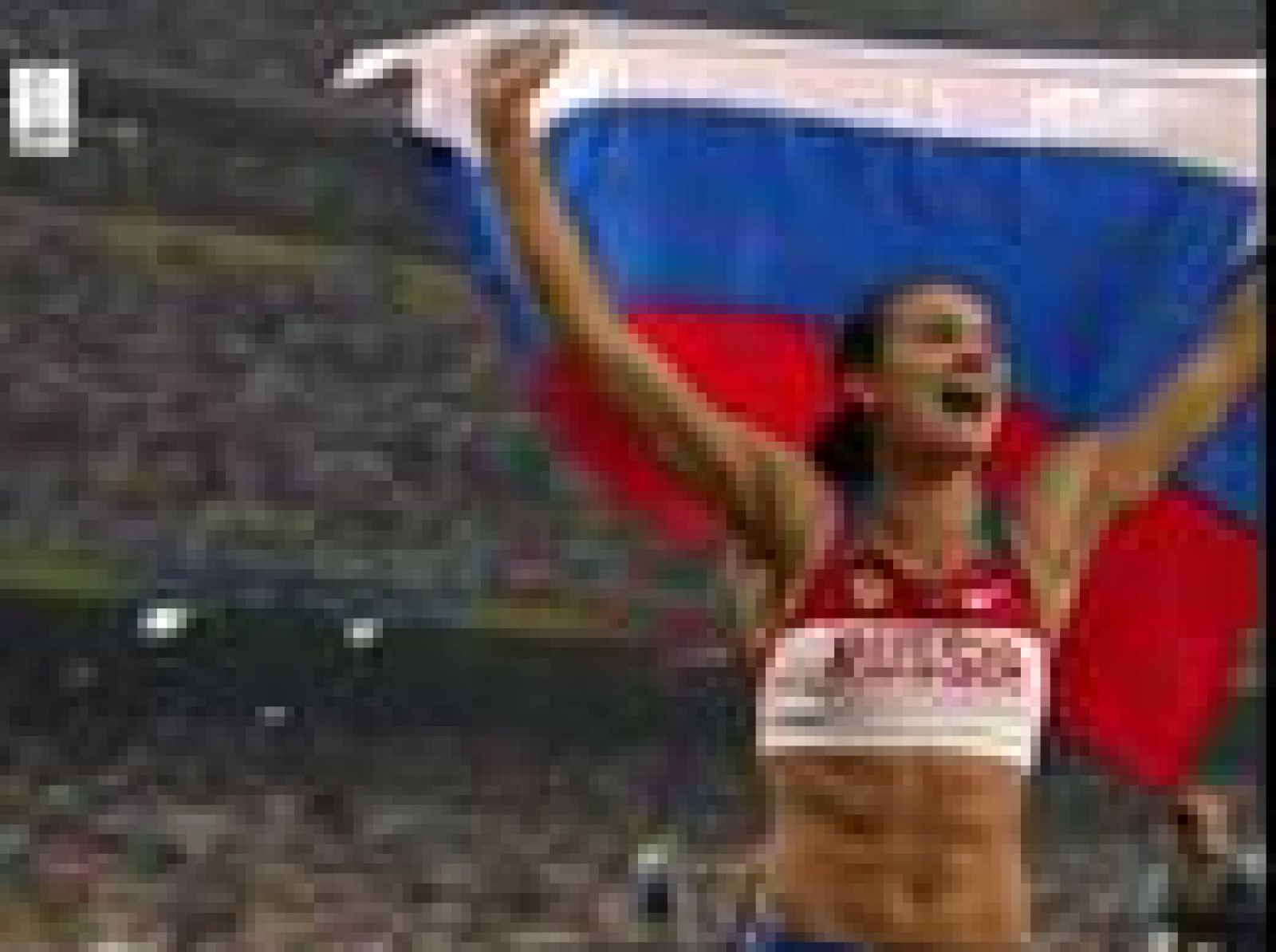 Isinbayeva, junto a su nuevo récord del mundo.