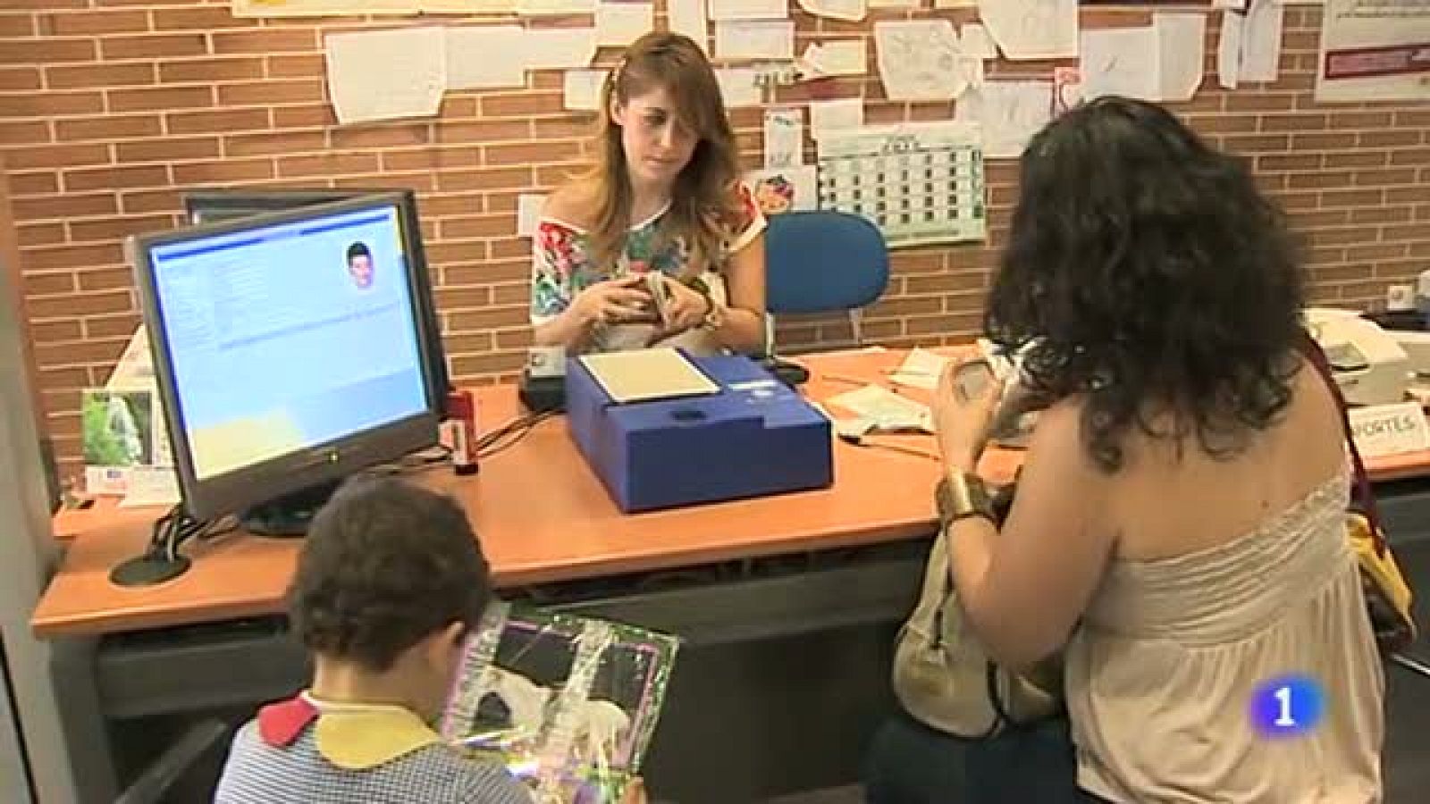 Telediario 1: Pasaporte para menores firmado por los padres | RTVE Play