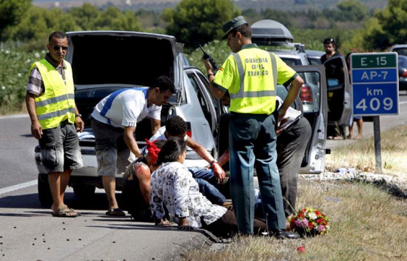 Un equipo de especialistas está analizando las circunstancias en las que se produjo el accidente de Oropesa, en el que han muerto ocho personas, dos españoles y dos marroquíes. Por el momento, no se descarta ninguna hipótesis. 