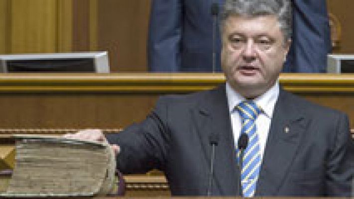 Poroshenko anuncia un plan de paz y rechaza diálogar con los separatistas en su investidura