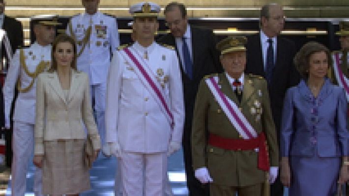 El rey Juan Carlos preside entre aplausos su último acto del Día de las Fuerzas Armadas
