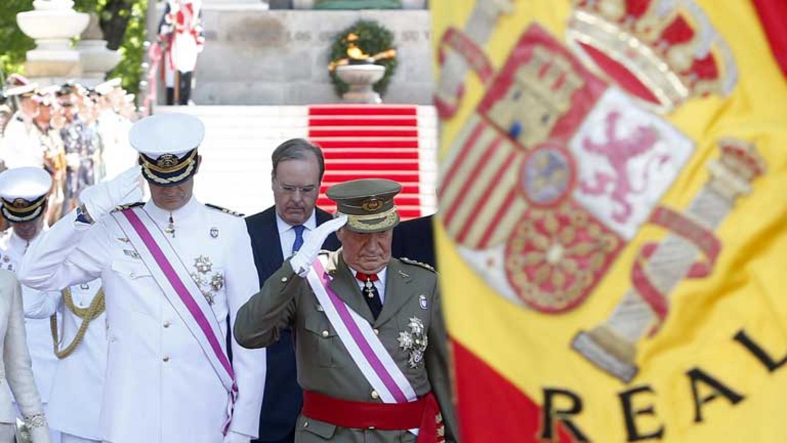Rey y príncipe recibidos entre vítores y aplausos en el desfile de las Fuerzas Armadas