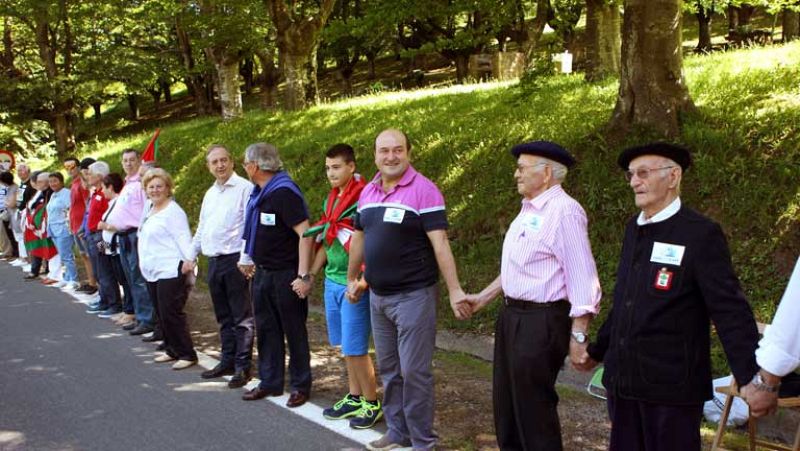 Una cadena humana une los 123 km entre Durango, en Vizcaya, y Pamplona para pedir la independencia