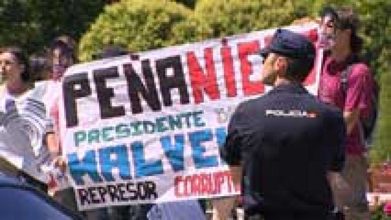 Miembros del Movimiento Zapatista de Liberación protestan contra Peña Nieto por la defensa de los pueblos indígenas