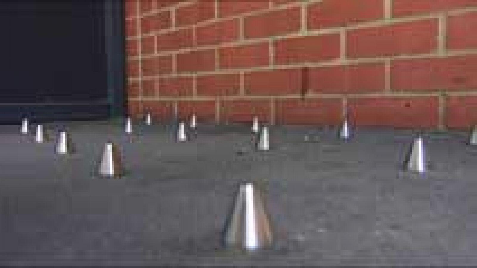 Conos con púas de metal en algunos edificios londinenses para evitar que los sin techo duerman en sus suelo o se apoyen en sus paredes