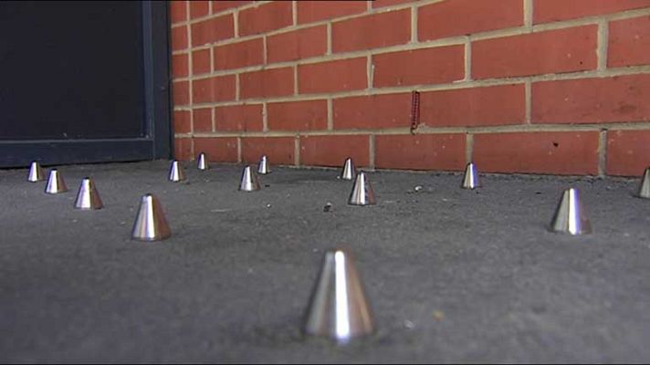 Telediario 1 - Conos con púas de metal para ahuyentar a los sin techo