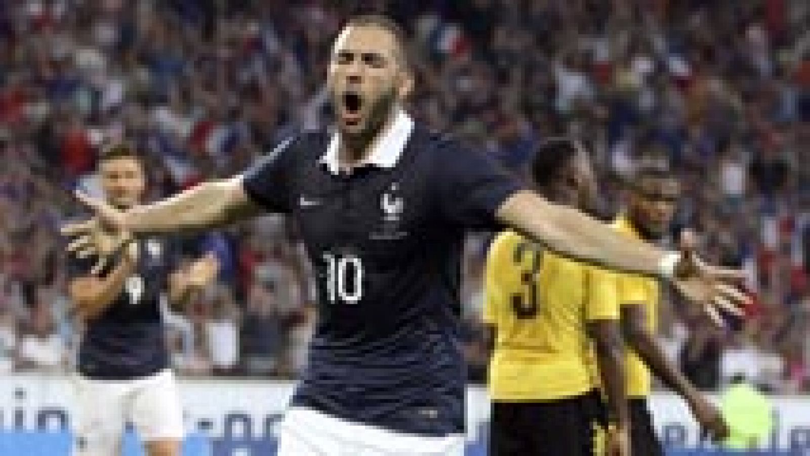 El francés Karim Benzema brilló con un doblete en la 'paliza' (8-0) que su selección nacional le propinó a Jamaica en el último partido amistoso antes del Mundial. Otros conjuntos, como Holanda o Chile, rivales de España, son optimistas respecto al estado de forma de dos de sus hombres importantes, como son Van Persie y Arturo Vidal, respectivamente; al igual que ocurre en Portugal con Cristiano Ronaldo. (09/06/14) 