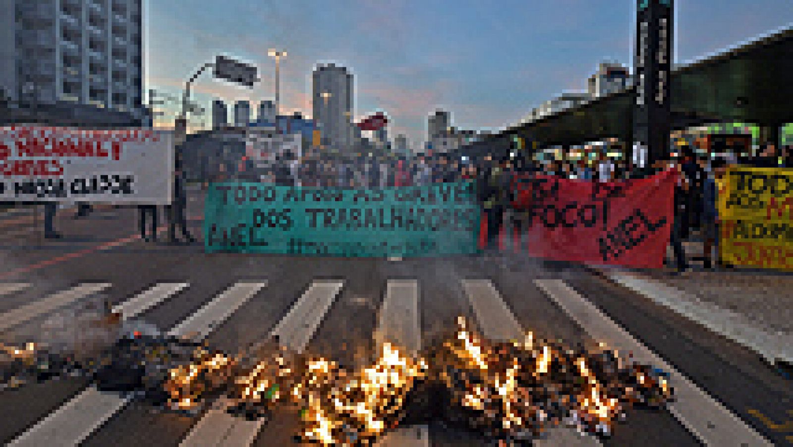 La tarde en 24h: La policía dispersa una manifestación a favor de la huelga de metro en Sao Paulo | RTVE Play