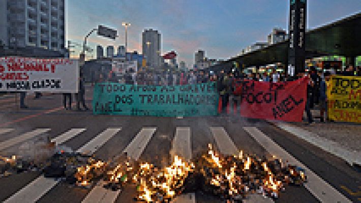 La policía dispersa una manifestación a favor de la huelga de metro en Sao Paulo