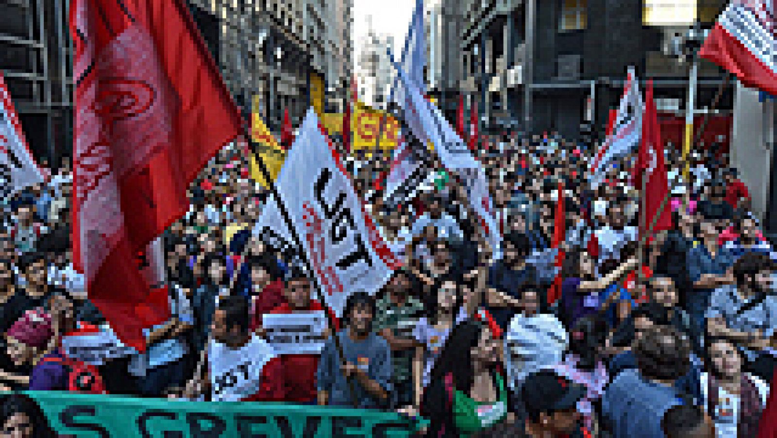  La Policía brasileña ha dispersado este lunes con botes de gas lacrimógeno a un grupo de huelguistas que intentaba bloquear el acceso a una de las estaciones del metro de Sao Paulo, cuyos empleados completaron cinco días de huelga a sólo tres días del inicio del Mundial de fútbol Brasil 2014 en esta ciudad.