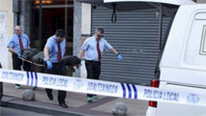 Telediario 1 - El policía municipal que mató a sus padres enfermos en Barakaldo les atendía "casi diariamente"