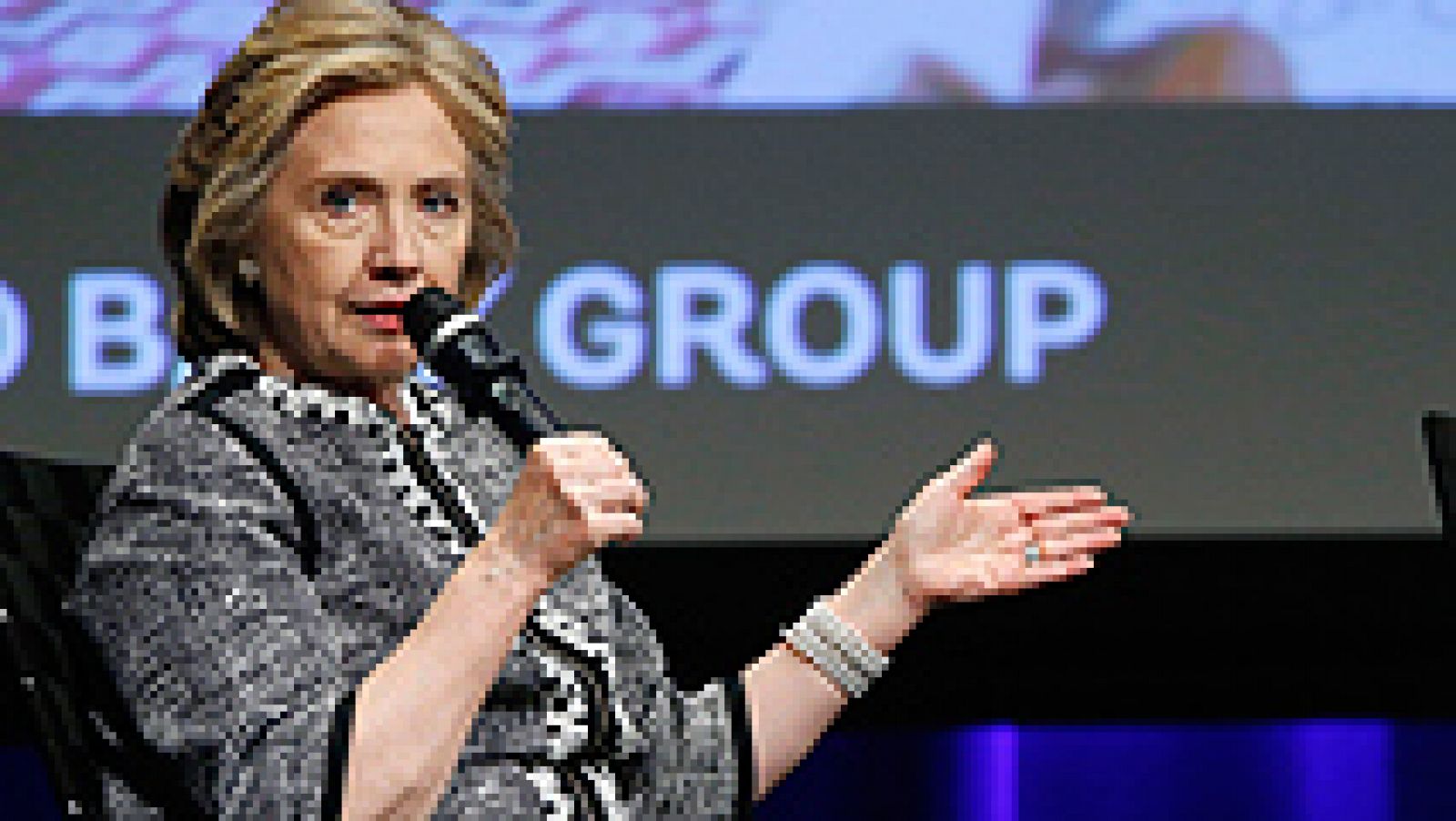 Telediario 1: Hillary Clinton inicia la gira de promoción de su libro con  | RTVE Play