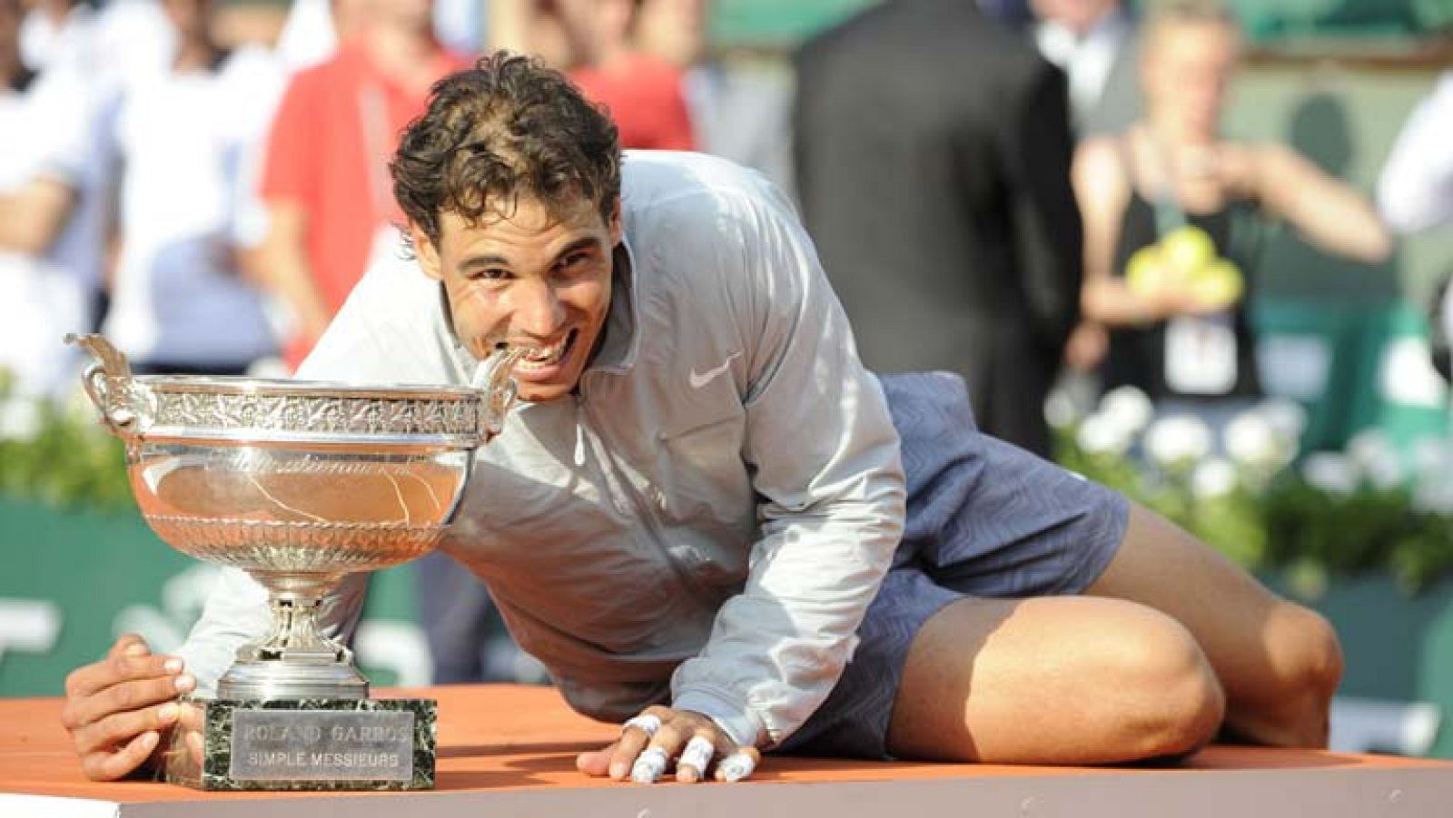 El idilio de Rafa Nadal con la ciudad de París prosigue. Una vez más, y van nueve, ha celebrado frente a la Torre Eiffel el título conseguido en Roland Garros. La prensa internacional se queda sin adjetivos para definir al tenista español. 