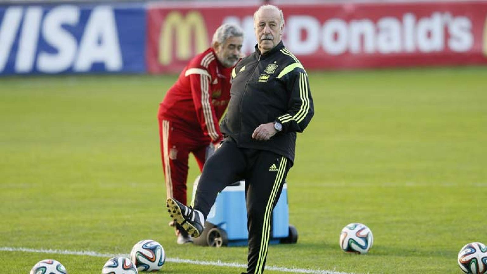 Del Bosque conserva en su muñeca la pulsera que TVE le regaló en Sudáfrica, hace cuatro años... No está de más un amuleto, pero confía sobre todo en los suyos. Aunque no ha cerrado el once que debutará frente a Holanda. Aún hay dudas, pero de esas q