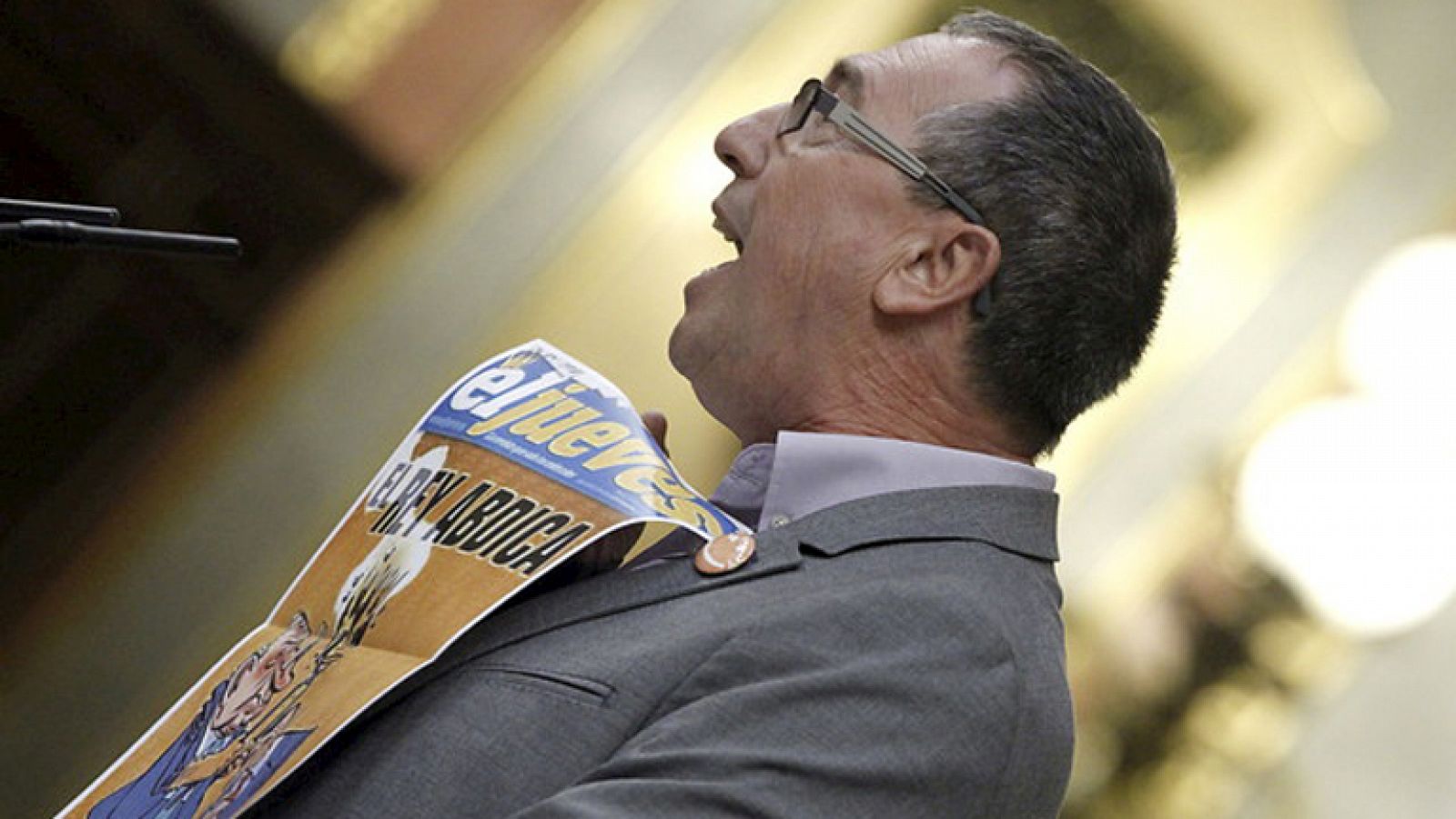 Joan Baldoví (Compromís) enseña la portada que fue retirada de 'El Jueves' en el Congreso - Informativo 24h | Ver