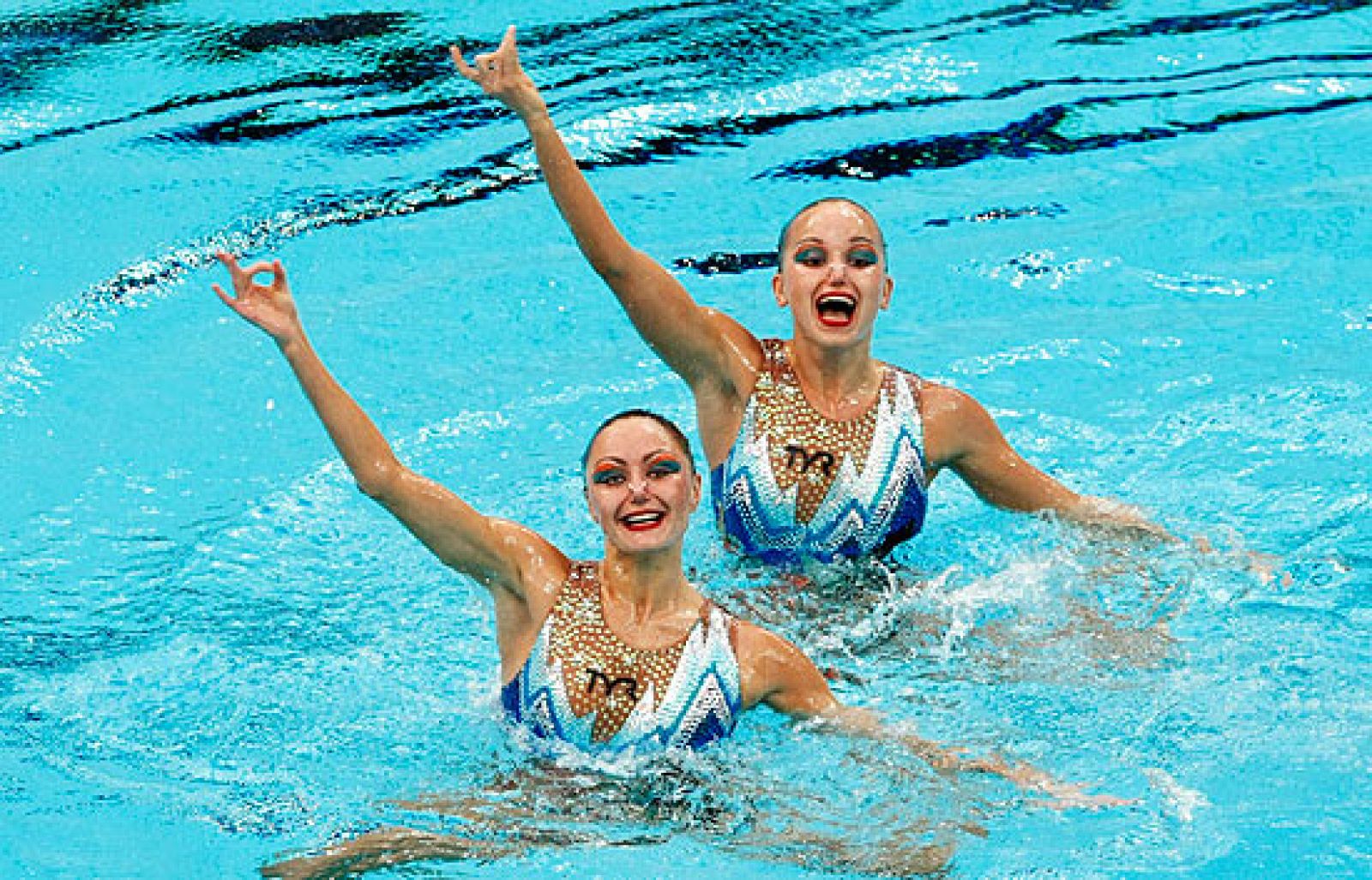 Actuación de Anastasia Davydova y Anastasia Ermakova, la pareja favorita en natación sincronizada.