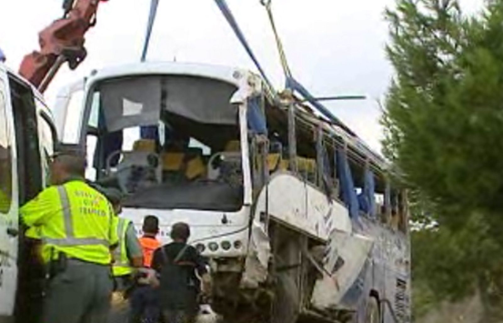 Siguen graves cuatro pasajeros del autobús accidentado el domingo en Oropesa | Ver