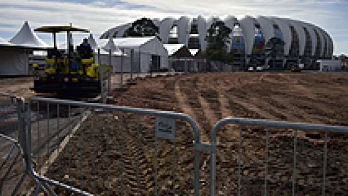 Telediario 1 - Arranca el Mundial con la mitad de las obras sin acabar