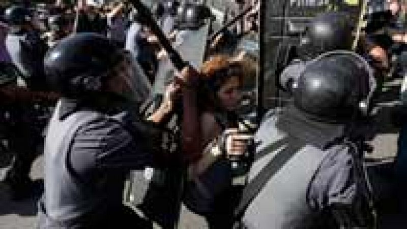  La policía brasileña reprime la primera manifestación contra el Mundial de Fútbol