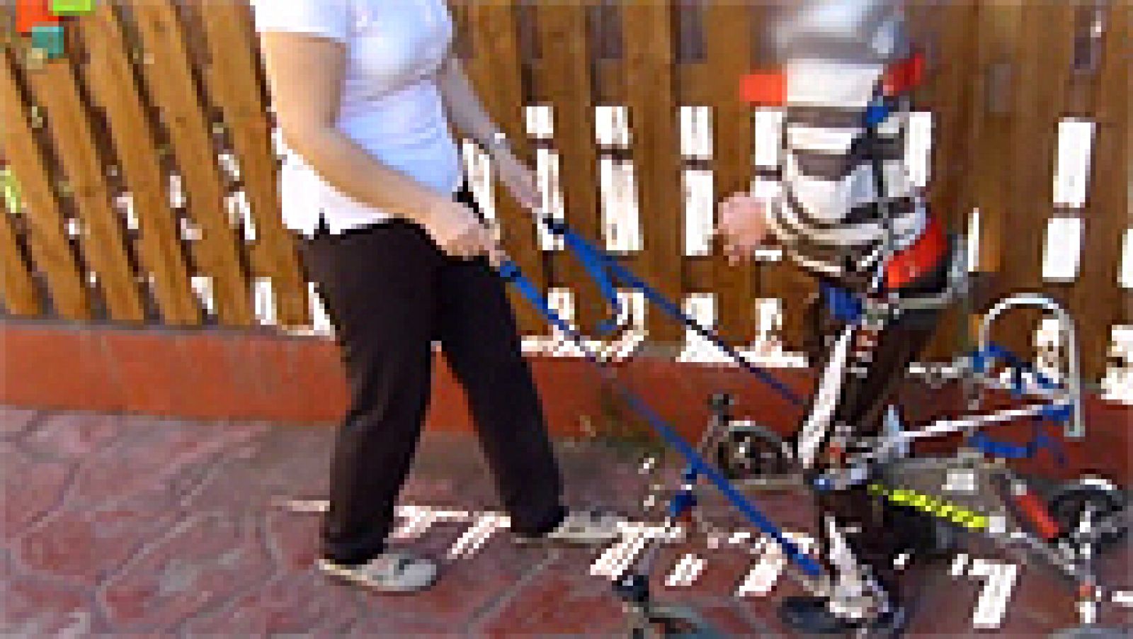 Entre Todos - Álex da sus primeros pasos con un andador NF Walker 