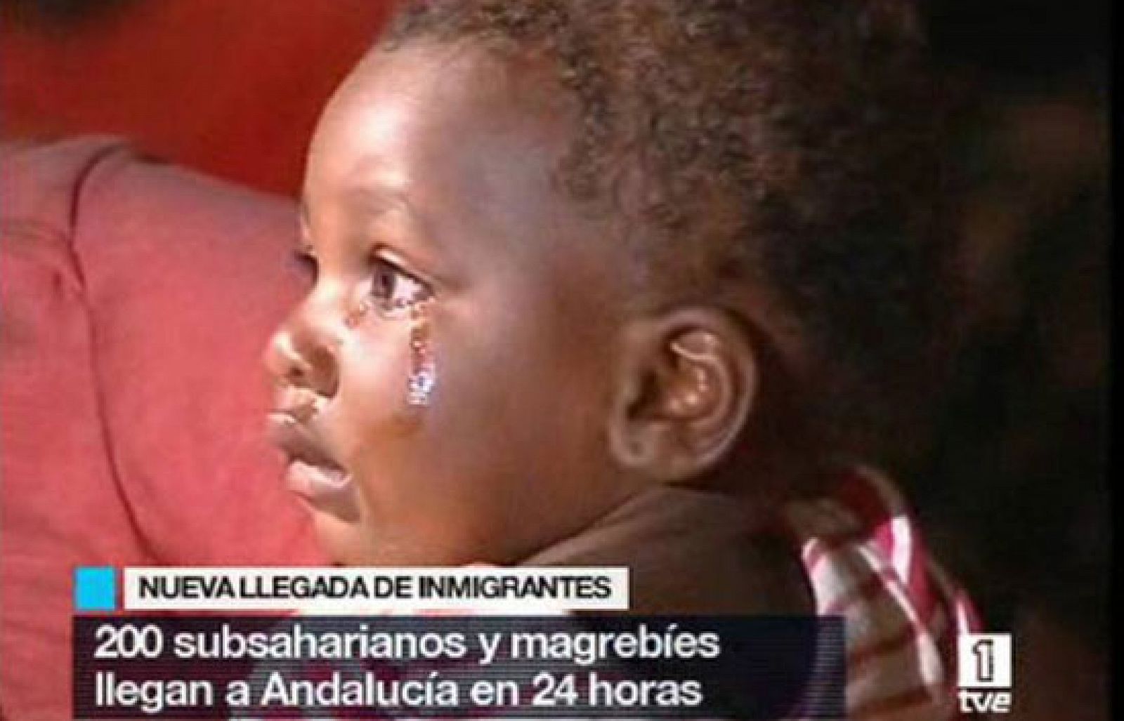 La policía ha interceptado tres pateras con inmigrantes que intentaban entrar en España. Anoche, 70 inmigrantes llegaron al puerto de Motril, en Granada. Otra patera con 50 inmigrantes fue interceptada de madrugada cerca de San Fernando, Cádiz.