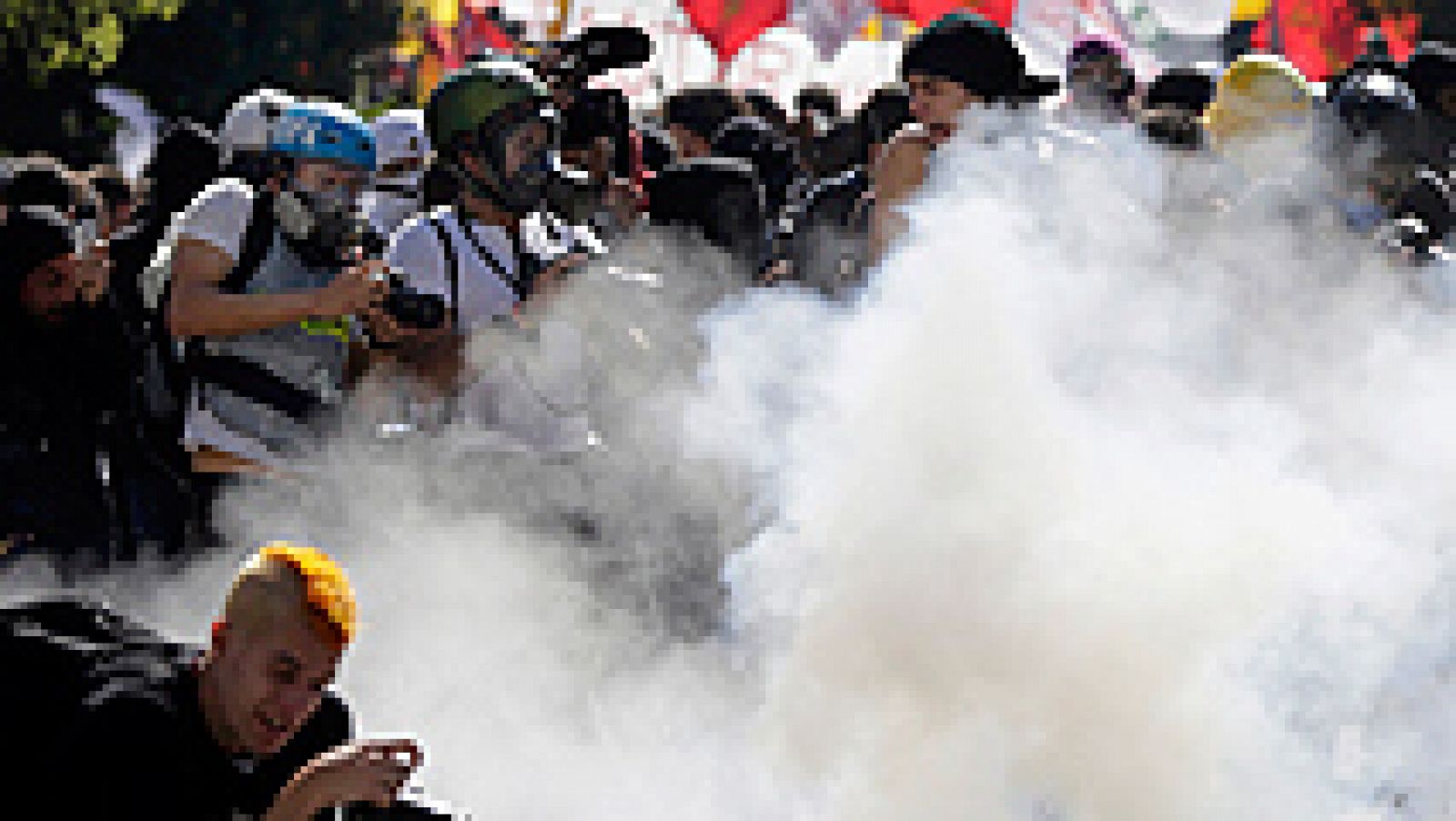 Telediario 1: La policía dispersa con violencia una protesta en la jornada inaugural del Mundial de Brasil | RTVE Play