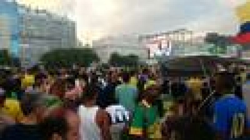 Los aficionados brasileños cantan el himno en la playa de Copacabana antes del comienzo del Brasil-Croacia.