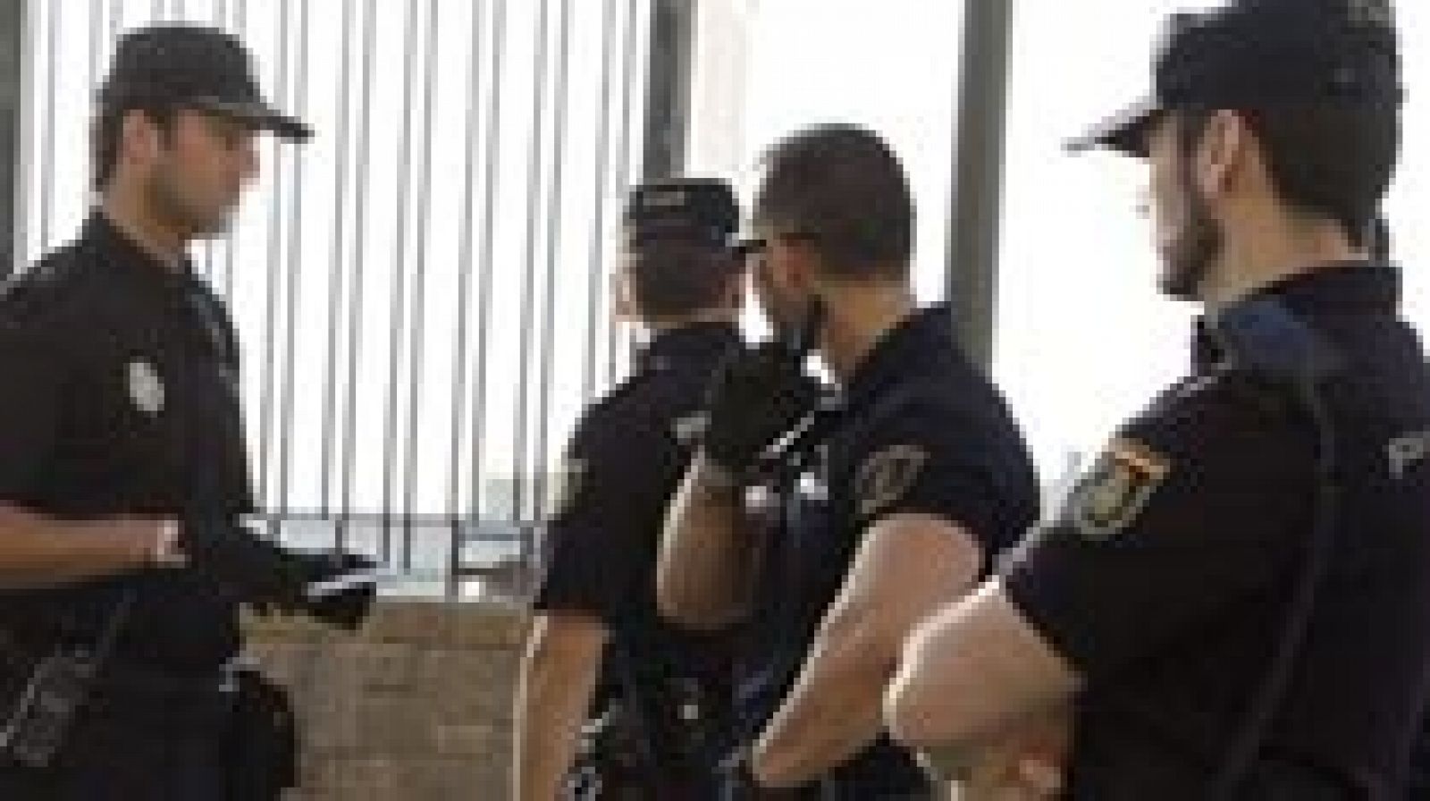 Telediario 1: Ocho policías españoles colaboran en la seguridad de la Roja | RTVE Play