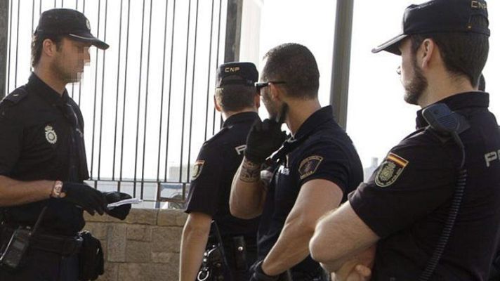 Telediario 1 - Ocho policías españoles colaboran en la seguridad de la Roja