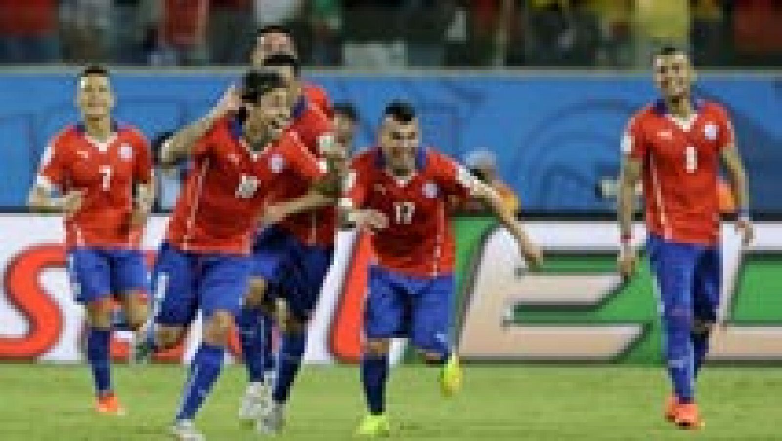 La selección española de fútbol está obligada a ganar a Chile y a Australia con el mayor número de goles posibles a favor después de caer derrotada ante Holanda y ver después como el conjunto sudamericano se ha impuesto a la selección oceánica 3-1 en el Arena Pantanal de Cuiaba.
