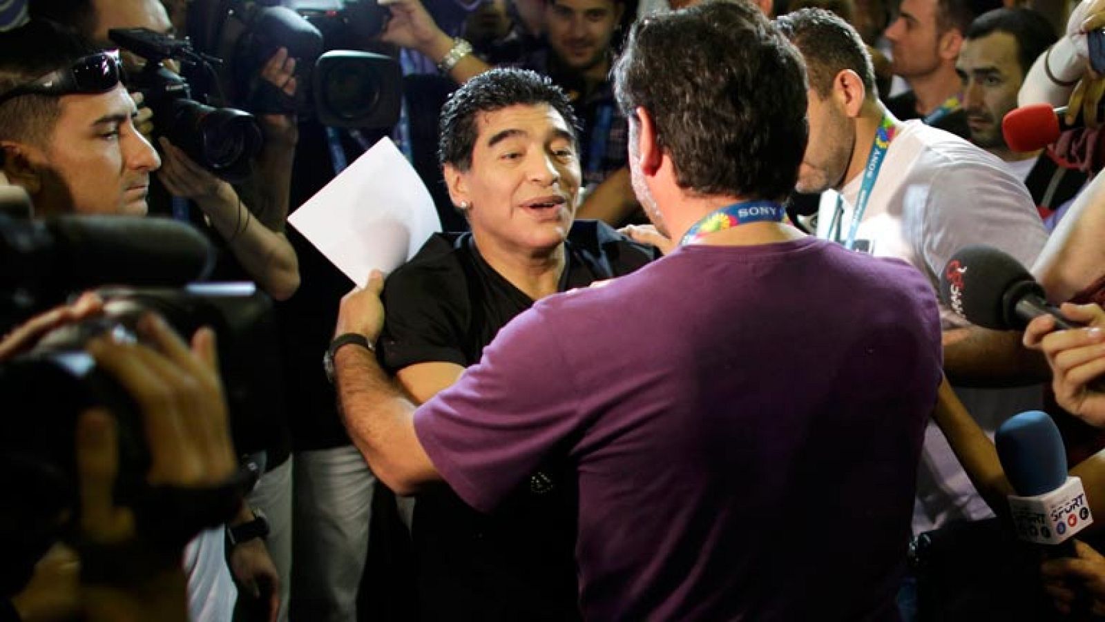 El exjugador argentino Diego Armando Maradona fue crítico con la  selección española tras la derrota abultada ante Holanda en el  estreno del Mundial, señalando errores de bulto en Sergio Ramos y  Gerard Piqué, y especialmente del meta Iker Casillas,