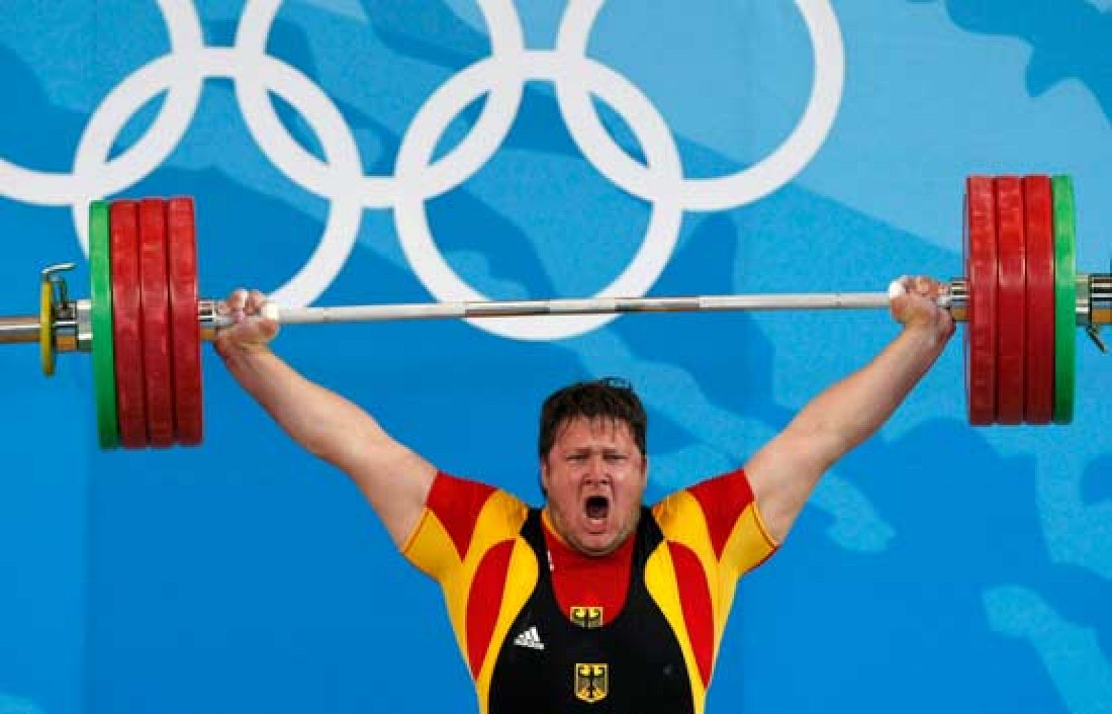 El atleta alemán Matthias Steiner ha levantado 243 kilos en dos tiempos para ganar el oro y le ha dedicado la victoria a su esposa fallecida.  