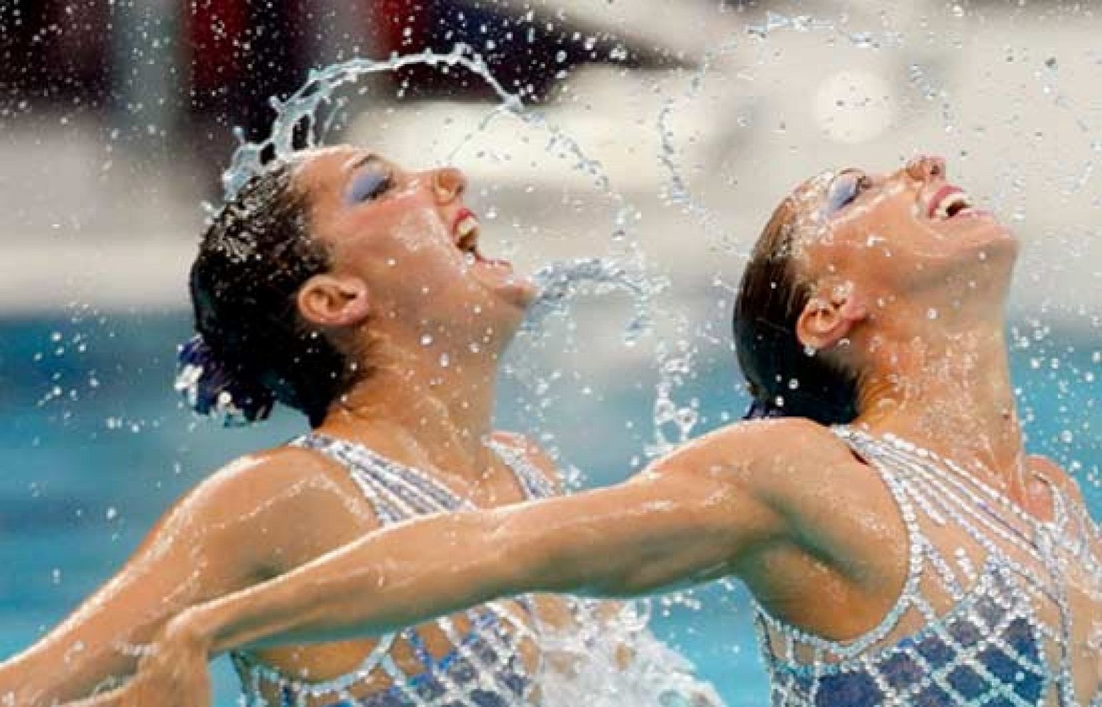 Natación sincronizada, balonmano, waterpolo, vela y taekwondo son los principales focos de atención en la importante jornada de mañana, donde España se juega buena parte de sus opciones de medalla.  