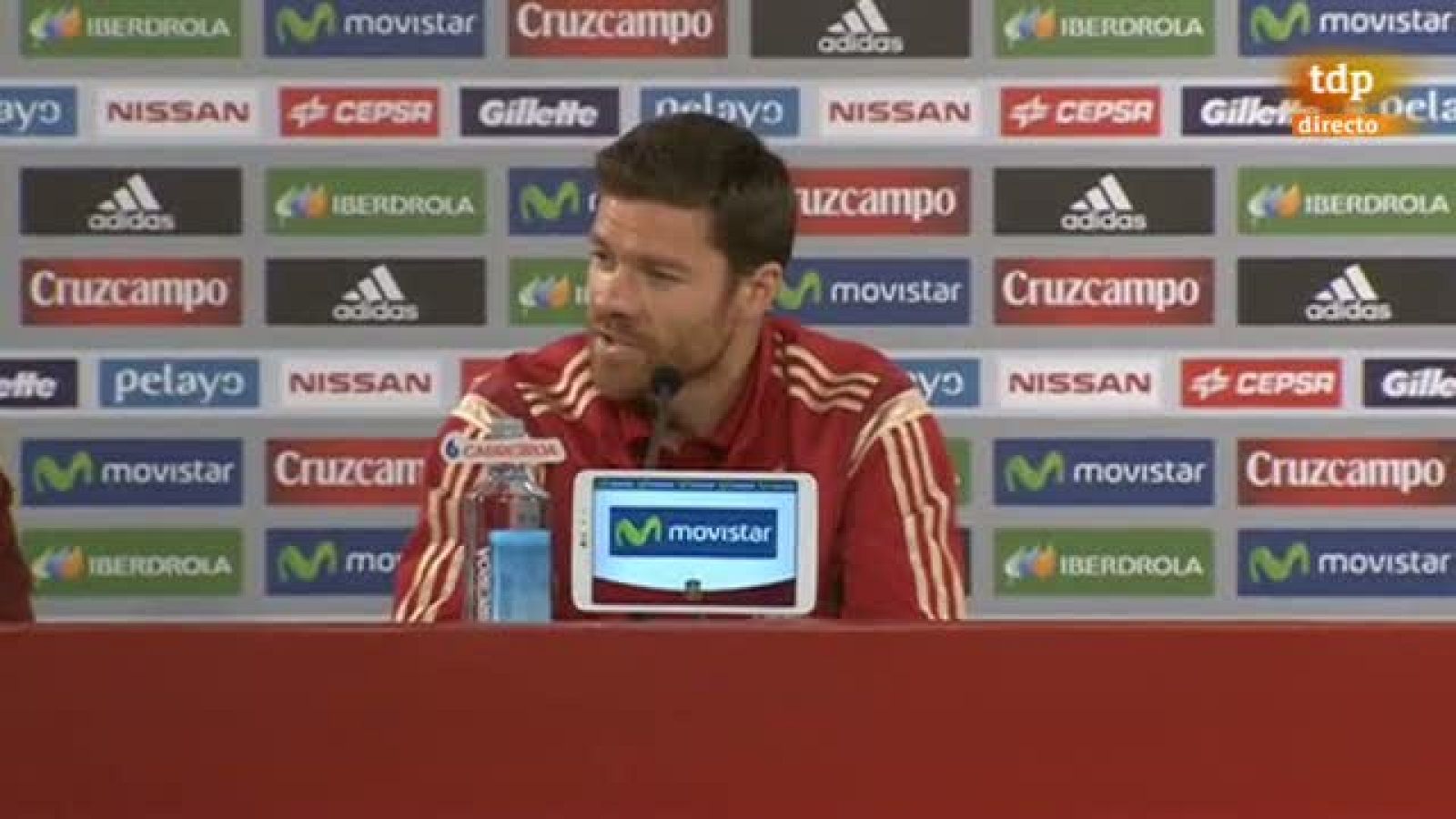 El mediocentro de la selección española Xabi Alonso ha dejado claro en la rueda de prensa que van a seguir luchando para sacar el partido de Chile adelante y seguir en el Mundial de Brasil 2014. "O nos vamos a casa todos, o seguimos peleando todos. Es el grupo el que tiene que reaccionar", ha dicho el de Tolosa.