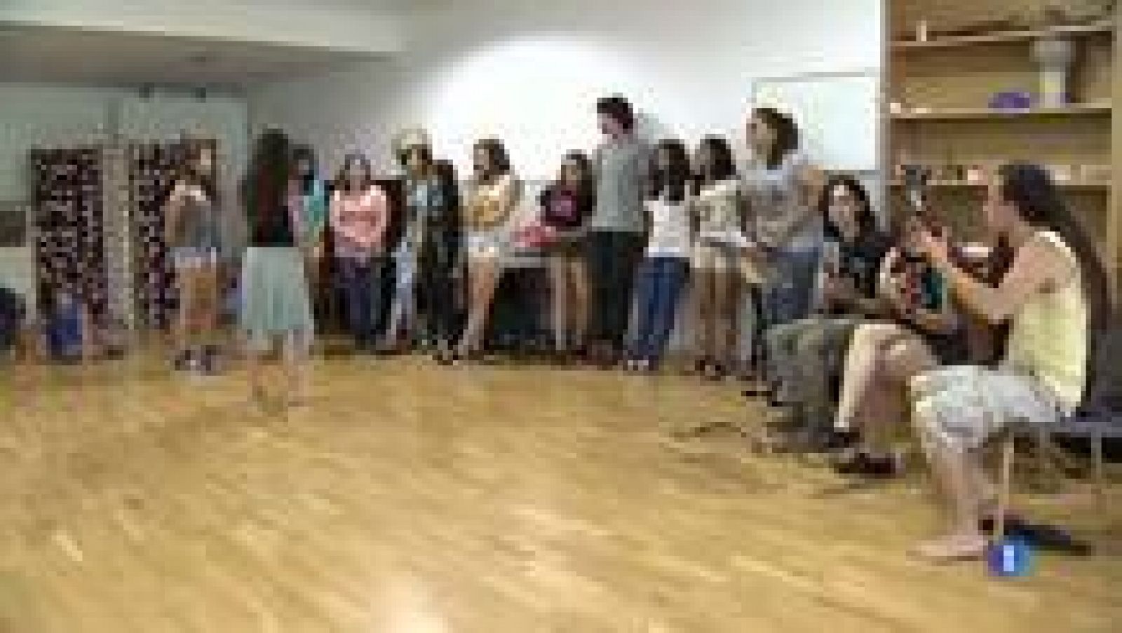 L'Informatiu: Els 10 anys de l'escola Xamfrà d'arts escèniques del Raval de Barcelona | RTVE Play