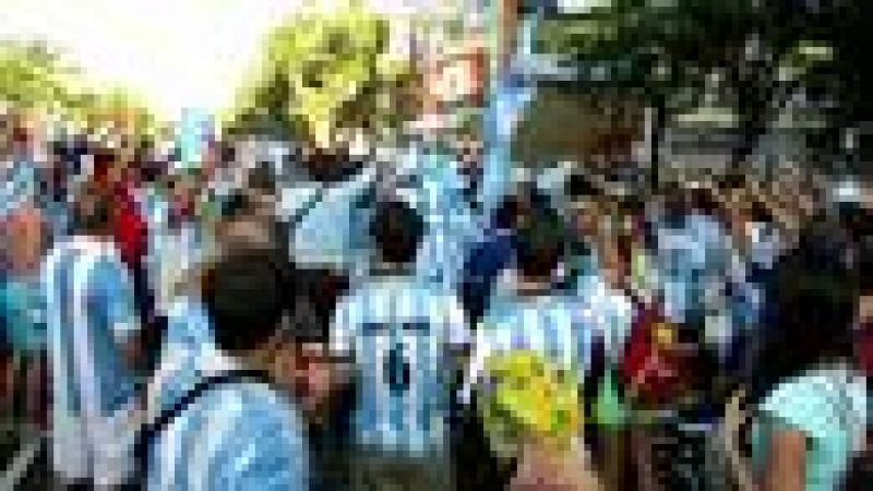 Los aficionados argentinos cantan en las inmediaciones de Maracaná antes del Argentina-Bosnia.